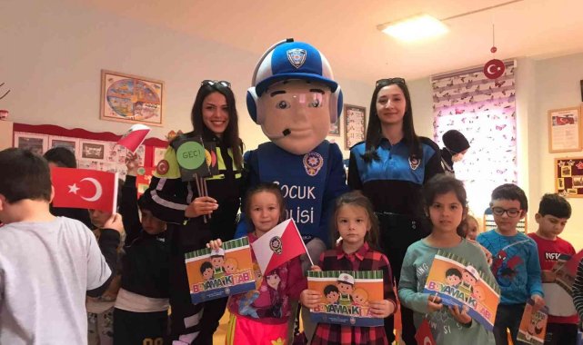 Marmaris'te polisler minik öğrencileri eğlendirdi