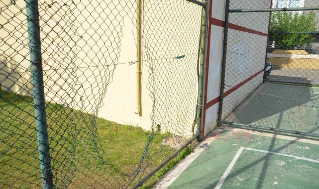 Marmaris&#039;teki basketbol sahasının tel örgüleri tahrip edildi