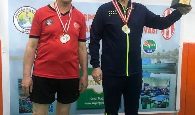 Masa Tenisi Turnuvası'nda 2 gümüş madalya kazandı