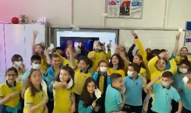 Maskeleri topluca böyle attılar