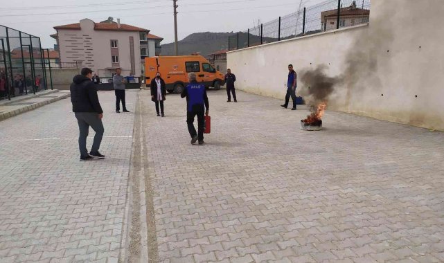 Maver Kemal Arsoy Ortaokulu'nda yangın ve deprem tatbikatı