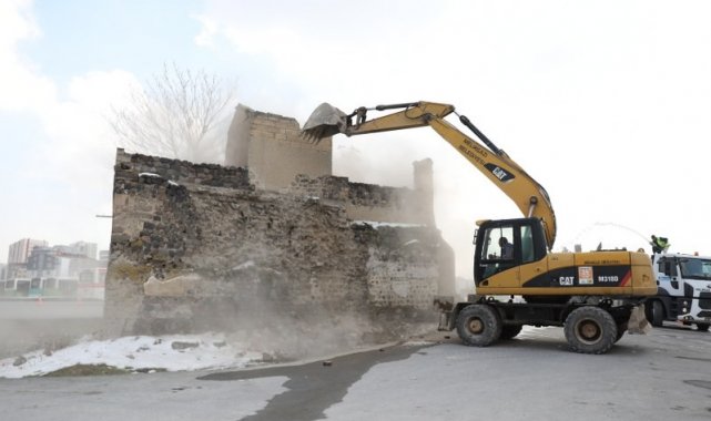 Melikgazi, daha güzel bir çevre için metruk bina yıkımları devam ediyor