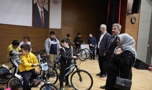 Melikgazi'den yetim çocuklara bisiklet hediyesi