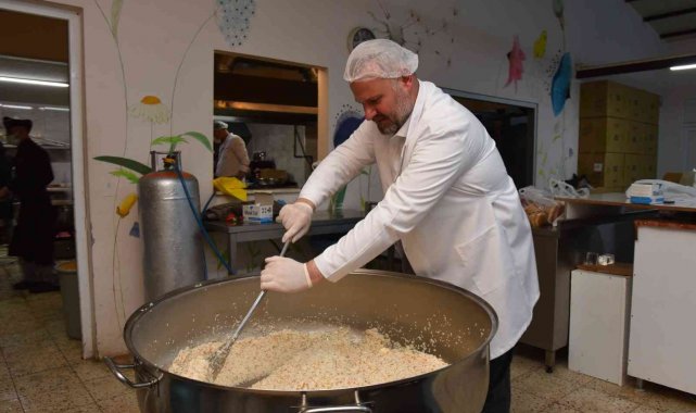 Menemen&#039;de iftarlıklar Başkan Pehlivan&#039;dan