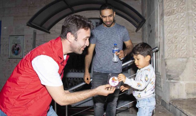 Mersin Büyükşehir Belediyesi, Kadir Gecesinde lokma tatlısı ikram etti