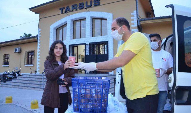 Mersin Otogarı'nda yolcular iftarlarını sıcak çorbayla açıyor