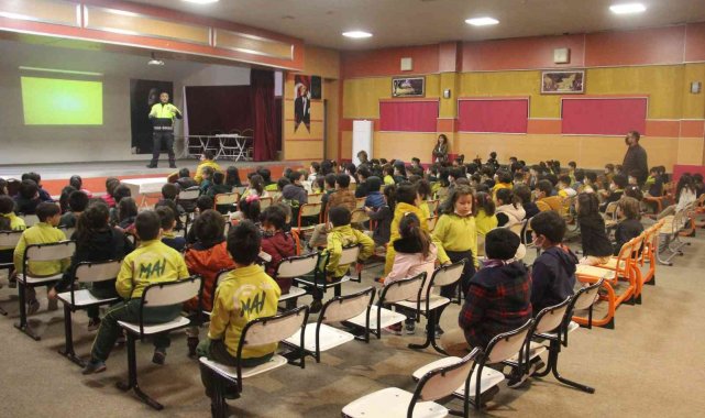 Mersin polisi öğrencileri bilgilendiriyor