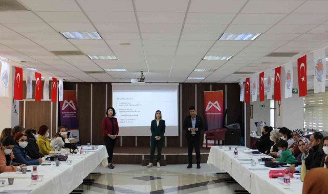 Mersin'de 'Çocuklarda bilinçli ekran kullanımı projesi' sürüyor