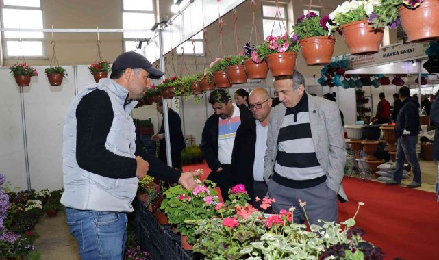 Mesir Çiçek Fuarı kapılarını açtı