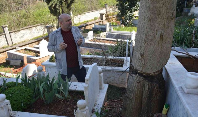 Mezar başında korkuyla dua ediyorlar