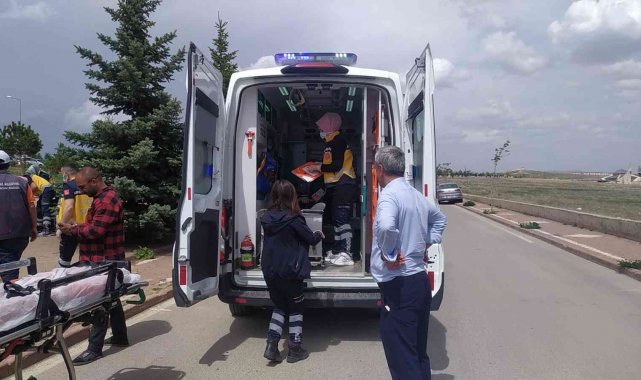 Mezar duvarına çarparak durdu, 3 yaralı