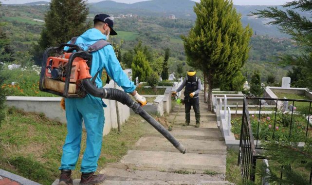 Mezarlıklar bayrama hazırlanıyor