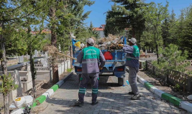 Mezarlıklarda bayram öncesi temizlik