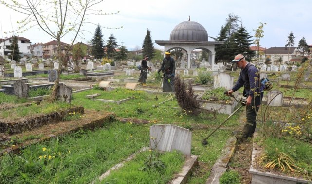 Mezarlıkta bayram temizliği
