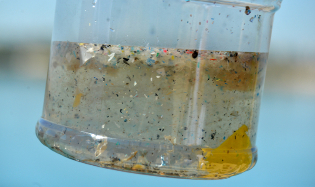 Mikroplastikler ilk kez yaşayan insanların akciğerlerinin derinliklerinde görüldü!