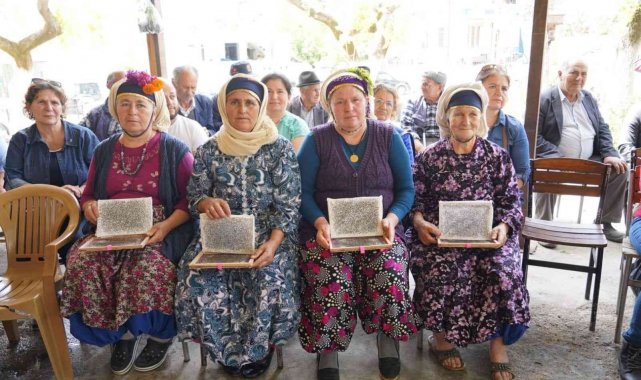Milas'ta kırsalda yaşayan vatandaşlara ipek böceği larvası ve halı ipi dağıtıldı