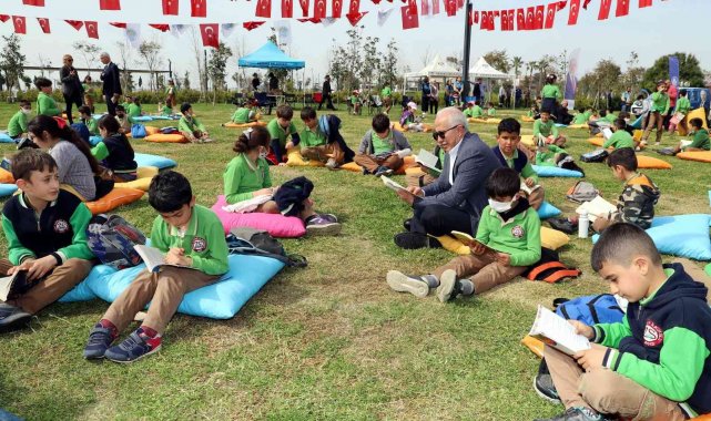 Millet Bahçesinde minderlere oturup kitap okudular