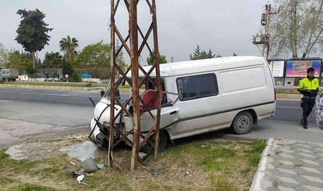 Minibüs elektrik direğine çarptı: 4 yaralı