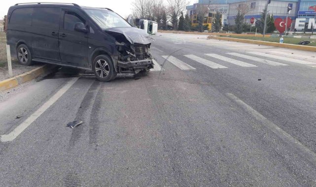 Minibüsle çarpışan kamyonet devrildi, 1 kişi yaralandı