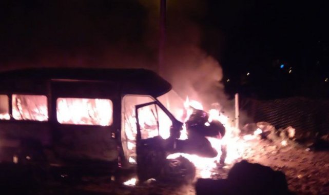 Minibüsünün yanışını gözyaşları ile izledi