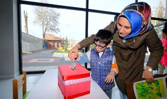 Minicik elleri yüreklere dokundu
