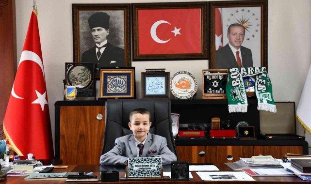 Minik başkan koltuğa oturdu, şenliklere davet etti