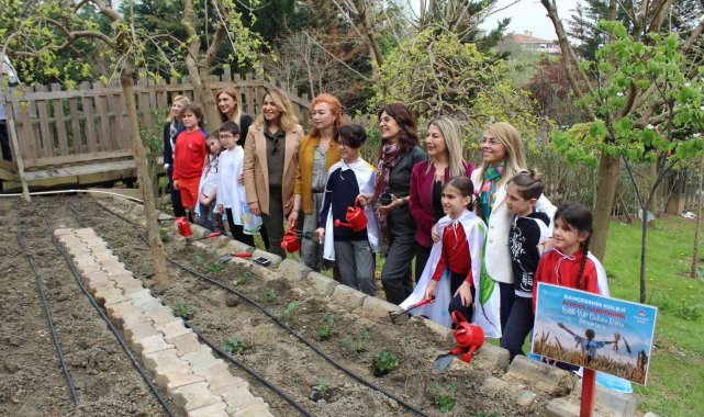 Minik eller israfa dikkat çekmek için toprakla buluştu