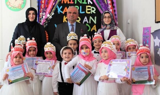 Minik öğrenciler Kur'an-ı Kerim'e geçmenin mutluluğunu yaşadı