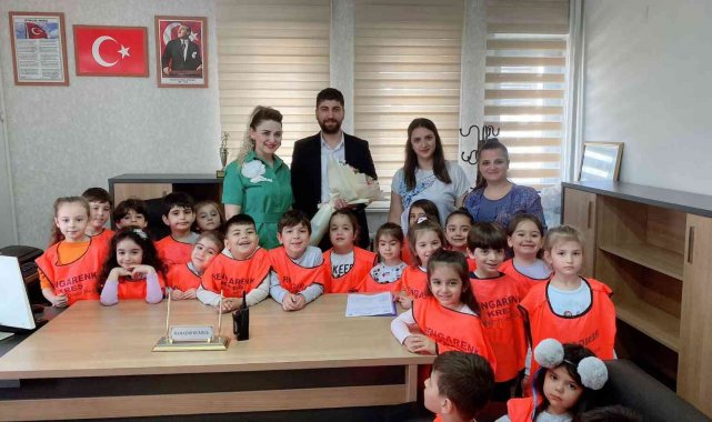 Minik öğrenciler polis amcalarının haftasını kutladı