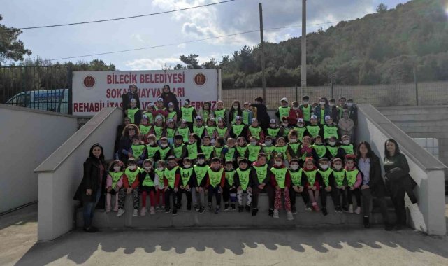 Minik öğrenciler sokak hayvanlarına mama ve su verdi