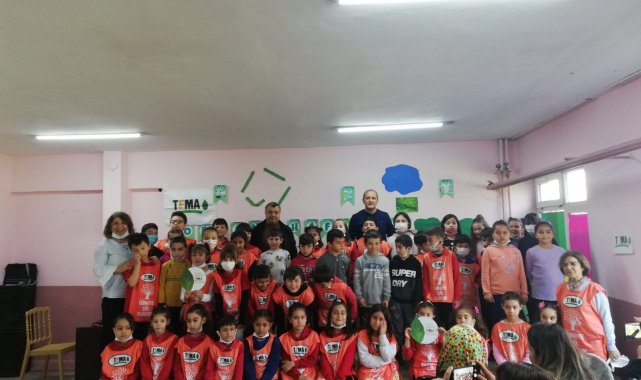 Minik öğrenciler TEMA rozetlerini ve kartlarını aldı