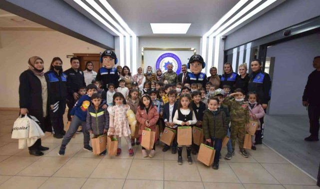 Minik öğrencilerden emniyete ziyaret