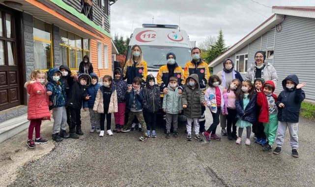 Minik öğrencilere acil sağlık hizmeti ve ambulanslar tanıtıldı