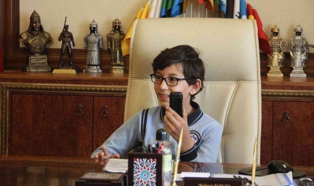 Minik valinin ilk işi Belediye Başkanına talimat vermek oldu