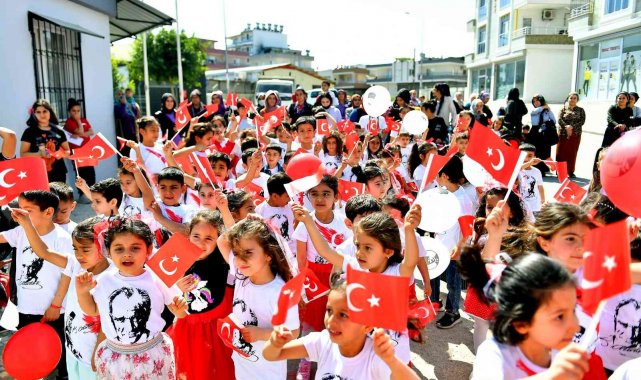 Minikler 23 Nisan coşkusunu sokaklara taşıdı