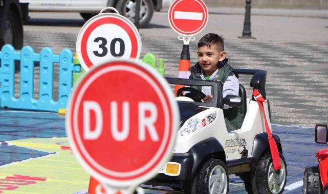 Minikler hem eğleniyor hem öğreniyor