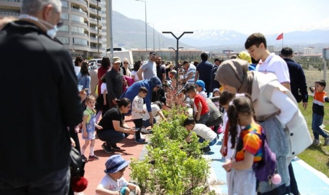 Minikler kendi elleriyle bitki dikti