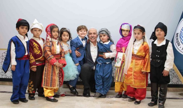 Minikler, rengarenk giysileriyle Başkan Gültak'ın günün aydınlattılar