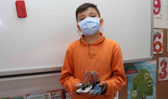 Minikler sınıflarda hava kalitesini kendi yaptıkları cihazla ölçüyor