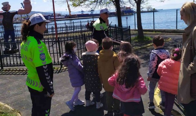 Minikler trafik kurallarını eğlenerek öğreniyor
