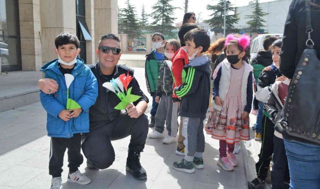 Miniklerden polislere çiçekli ve resimli sürpriz