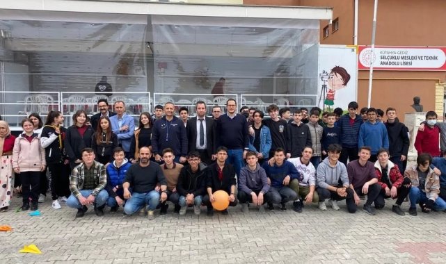 Motivasyon Tırı Gediz'de öğrencilerle buluştu