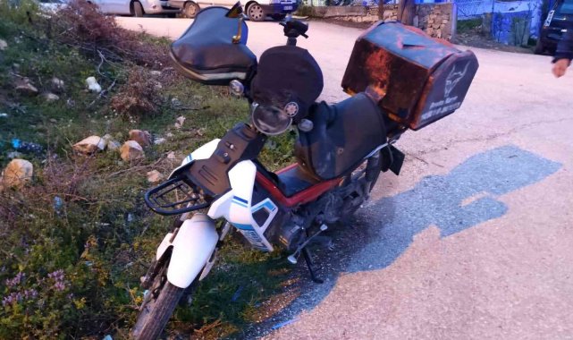 Motorlu bisikletten düşen sürücü yaralandı