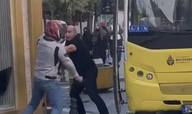 Motosikletli sürücü, elindeki bıçakla İETT otobüsü şoförüne saldırdı