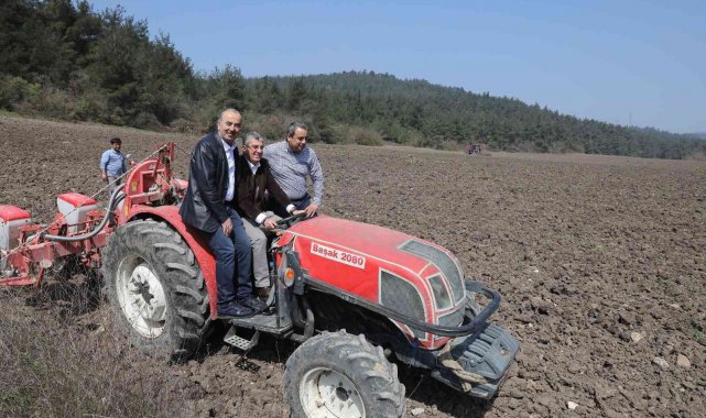 Mudanya Belediyesi ayçiçek tohumlarını toprakla buluşturdu