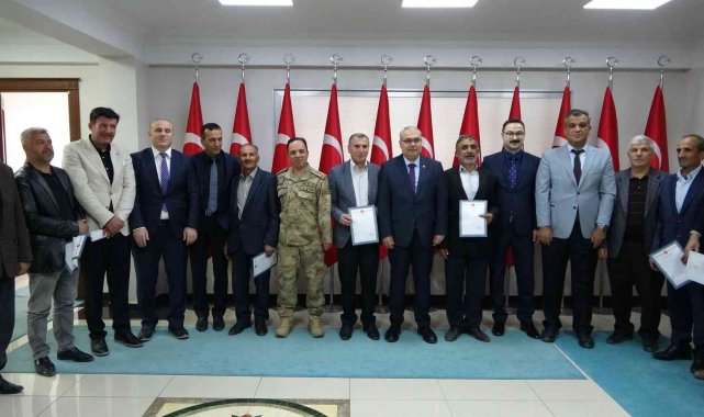 Muş&#039;ta kadastro sorunu çözülen Kayalısu köyü sakinleri tapularına kavuştu