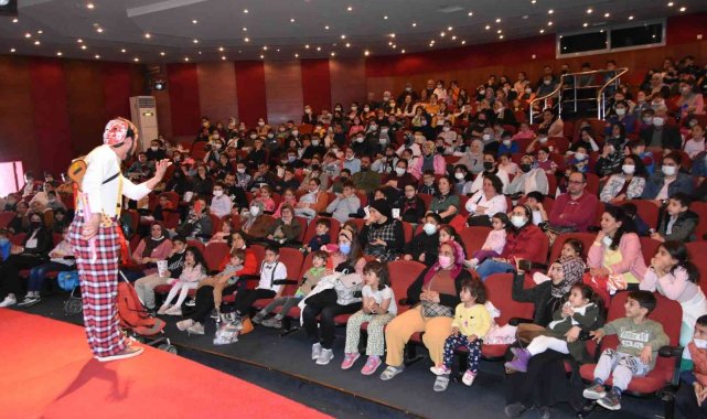 Nazilli'de 2 bin 500 çocuk tiyatro ile buluştu