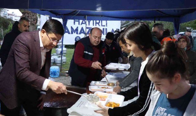 Nazilli'de yüzlerce kişi iftar sofralarında buluşuyor