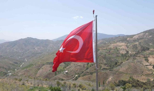 Nazilli'nin dört bir yanı dev Türk bayrakları ile donatılıyor