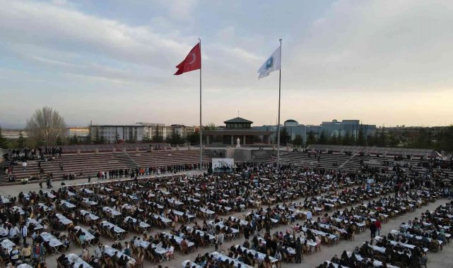 Niğde Belediye Başkanı Özdemir üniversiteli öğrencilerle iftarda buluştu